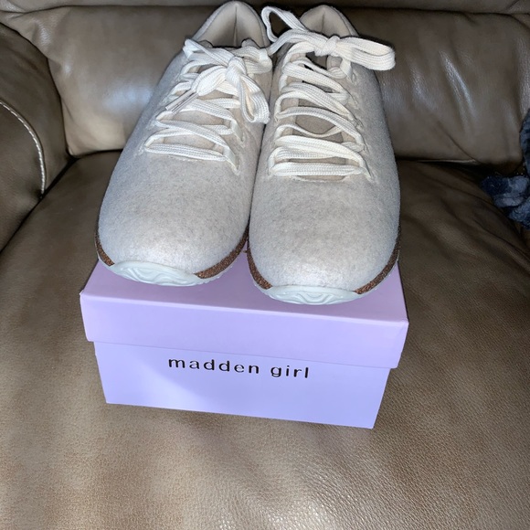 NIB Madden Girl Catch Sneakers - Picture 3 of 8